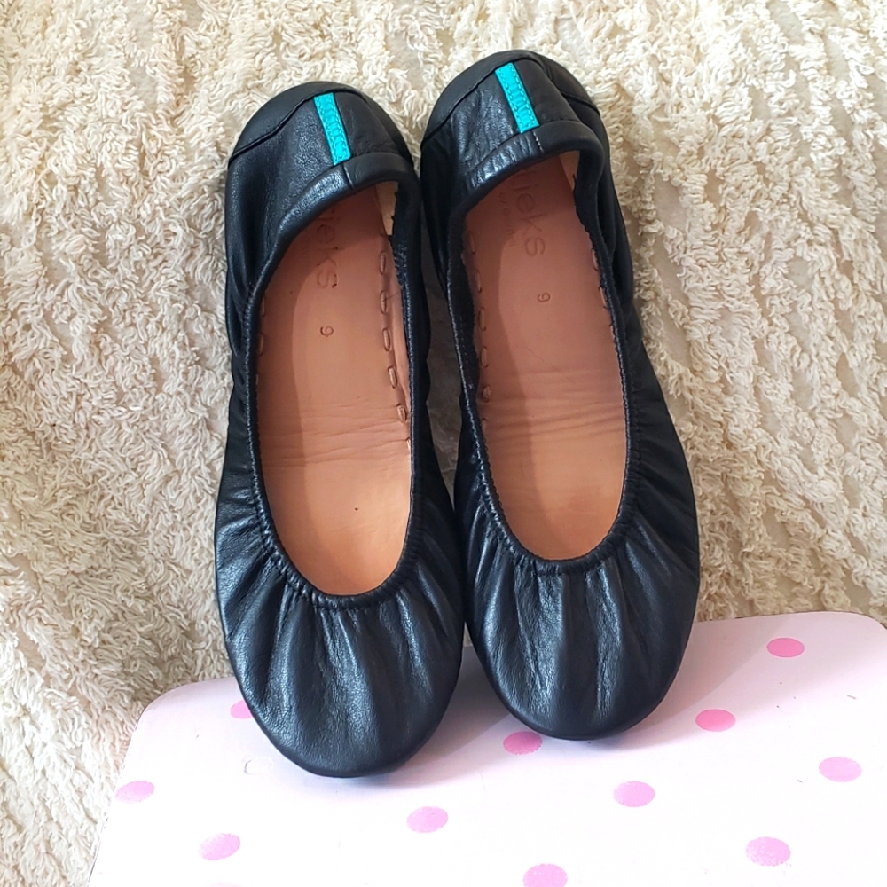 size 9 tieks.....no box tho  worn once
